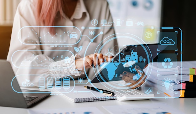 Concepto ESG de negocios éticos verdes ambientales que preservan los recursos que reducen el CO2 Equipo de personas de negocios que trabajan en un teléfono inteligente virtual portátil para reducir el CO2