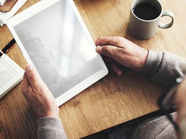 Concepto de espacio de copia de tabletas digitales para el espacio de trabajo