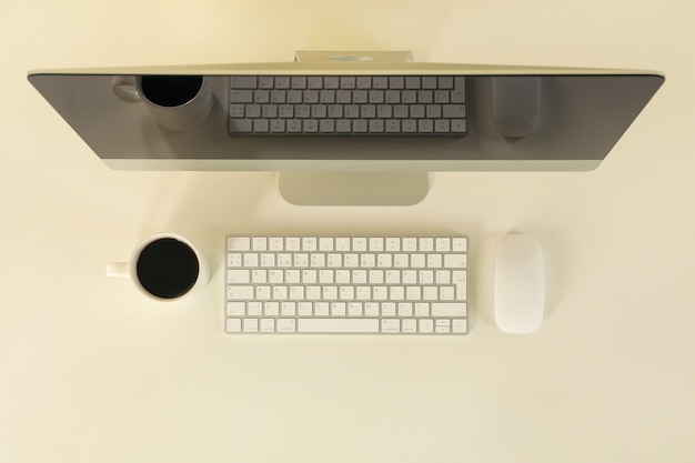 Foto concepto de espacio de trabajo minimalista con computadora de escritorio en mesa blanca