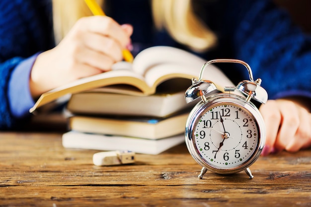 Concepto de estilo. estudiante preparándose tarde para sus exámenes, enfoque selectivo