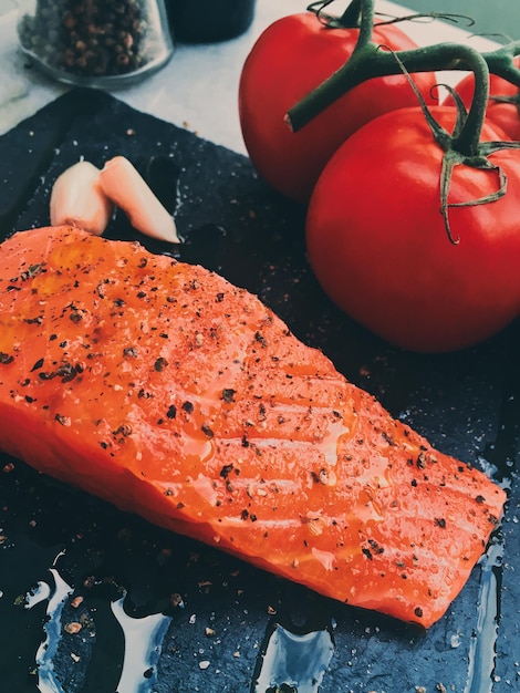 Concepto de estilo de recetas de cocina mediterránea y alimentación saludable de salmón marinado crudo