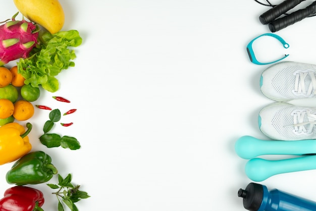 Concepto de estilo de vida, comida y deporte saludable. equipo de atleta y fruta fresca sobre fondo blanco.