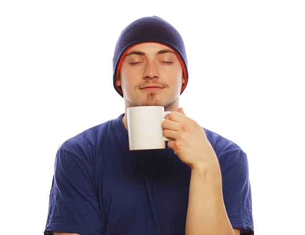 Concepto de estilo de vida, comida y personas: casual joven sosteniendo una taza blanca con café o té.