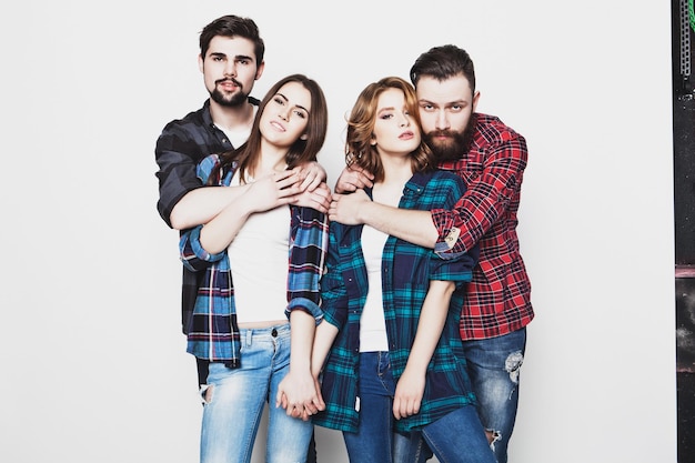 Foto concepto de estilo de vida, educación y personas: grupo de jóvenes estudiantes felices aislados sobre fondo blanco