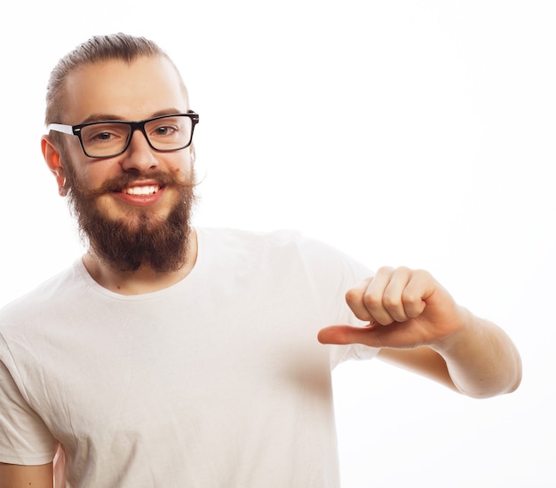 Concepto de estilo de vida, educación y personas: hombre feliz dando pulgar hacia arriba signo - retrato sobre fondo blanco.