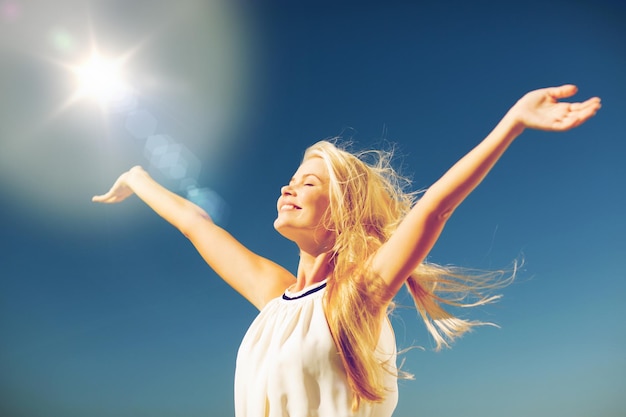 concepto de estilo de vida - hermosa mujer feliz disfrutando de verano al aire libre