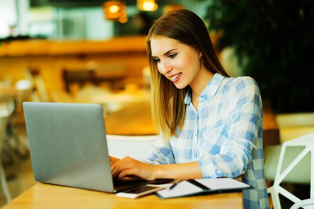 Concepto de estilo de vida y personas Chica escribiendo en el teclado