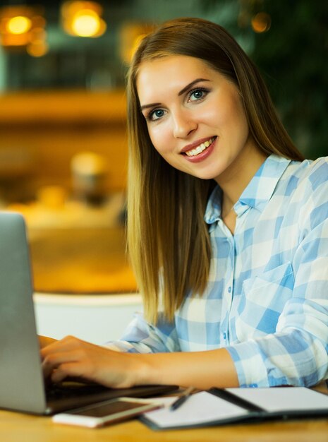 Concepto de estilo de vida y personas Chica escribiendo en el teclado