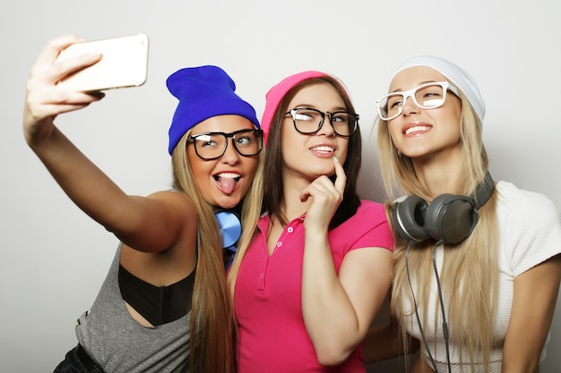 Concepto de estilo de vida y personas: chicas hipster mejores amigas tomando selfie