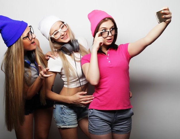 Foto concepto de estilo de vida y personas: chicas hipster mejores amigas tomando selfie