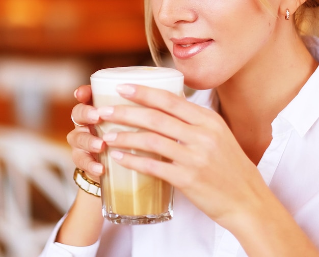 Concepto de estilo de vida y personas Hermosa chica con taza de café