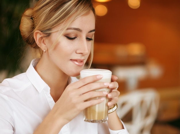 Concepto de estilo de vida y personas Hermosa chica con taza de café