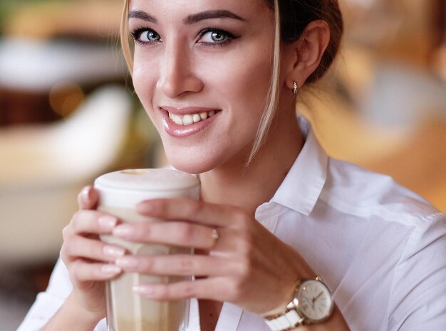 Concepto de estilo de vida y personas Hermosa chica con taza de café