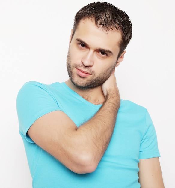 Concepto de estilo de vida y personas: hombre guapo con camisa azul, tiro del estudio aislado sobre fondo blanco.