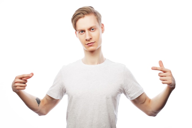 Concepto de estilo de vida y personas: hombre guapo con camisa blanca, tiro del estudio aislado sobre fondo blanco.