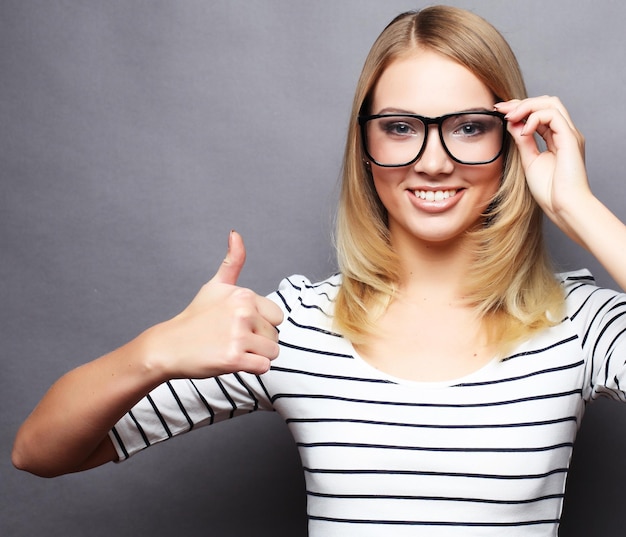 Concepto de estilo de vida y personas Mujer feliz dando pulgar hacia arriba