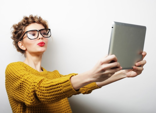 Concepto de estilo de vida y personas: mujer feliz tomando selfie con tableta digital