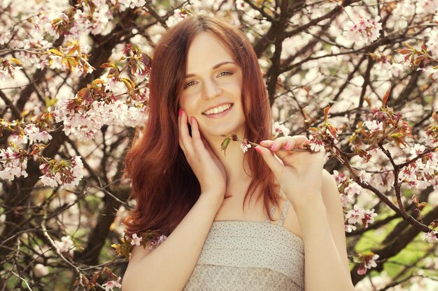 Concepto de estilo de vida y personas Mujer joven feliz sonriendo disfrutando el día de primavera verano