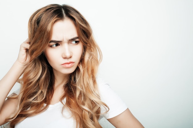 Concepto de estilo de vida y personas Retrato de mujer casual joven Cara limpia cabello rizado Niña feliz cara de cerca