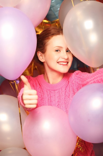 Concepto de estilo de vida y personas Retrato de mujer joven sonriente feliz mostrando gesto bien sobre fondo de globos