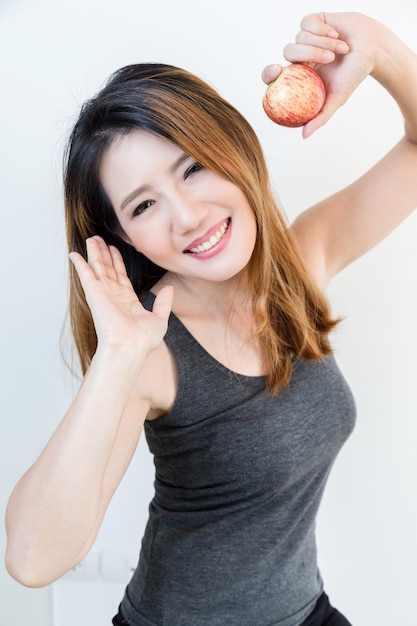 Concepto de estilo de vida de salud, mujer joven hermosa celebración de manzana roja con sonrisa.