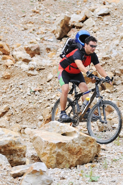 concepto de estilo de vida saludable y fitness con hombre en bicicleta de montaña al aire libre