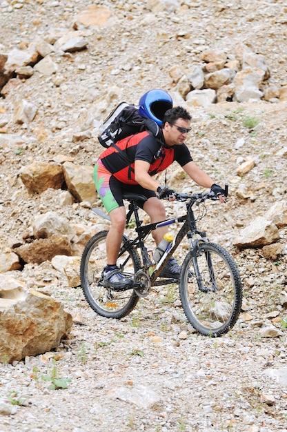 concepto de estilo de vida saludable y fitness con hombre en bicicleta de montaña al aire libre