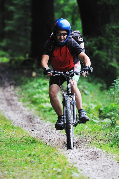 concepto de estilo de vida saludable y fitness con hombre en bicicleta de montaña al aire libre