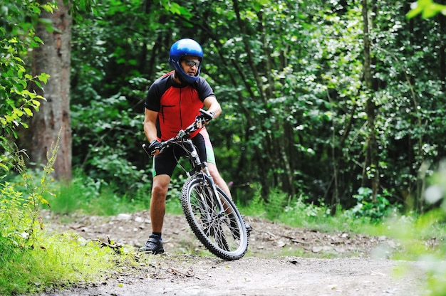 concepto de estilo de vida saludable y fitness con hombre en bicicleta de montaña al aire libre