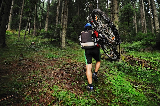 concepto de estilo de vida saludable y fitness con hombre en bicicleta de montaña al aire libre