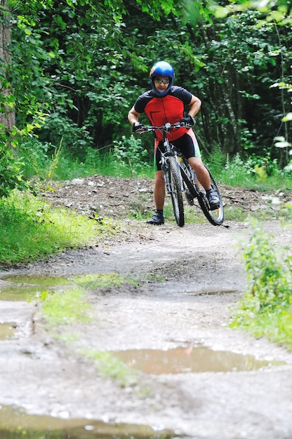 concepto de estilo de vida saludable y fitness con hombre en bicicleta de montaña al aire libre