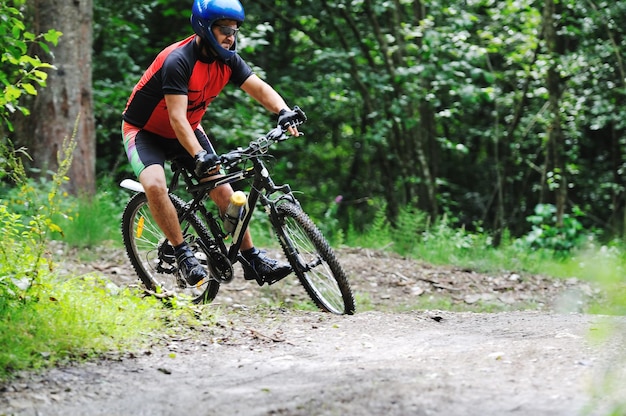 concepto de estilo de vida saludable y fitness con hombre en bicicleta de montaña al aire libre