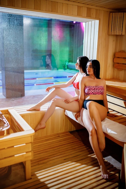 Concepto de estilo de vida saludable de spa de belleza Hermosas chicas jóvenes relajándose en un spa de lujo en sauna húmedo