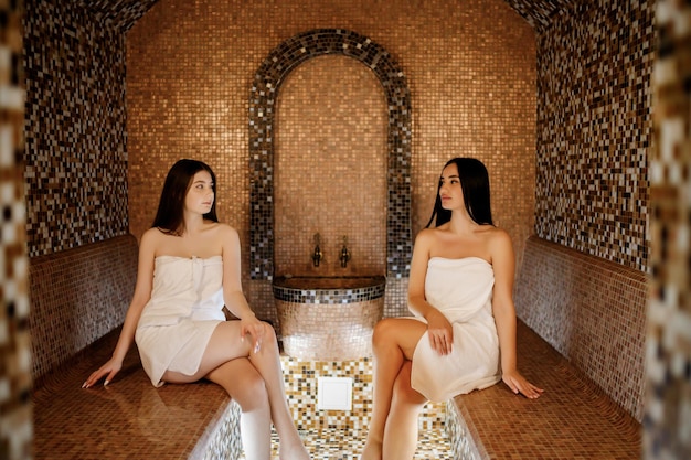 Concepto de estilo de vida saludable de spa de belleza Hermosas chicas jóvenes relajándose en el spa turco de lujo con sauna hammam