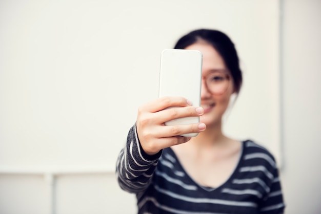 Concepto de estilo de vida de tecnología de conexión de mujeres asiáticas