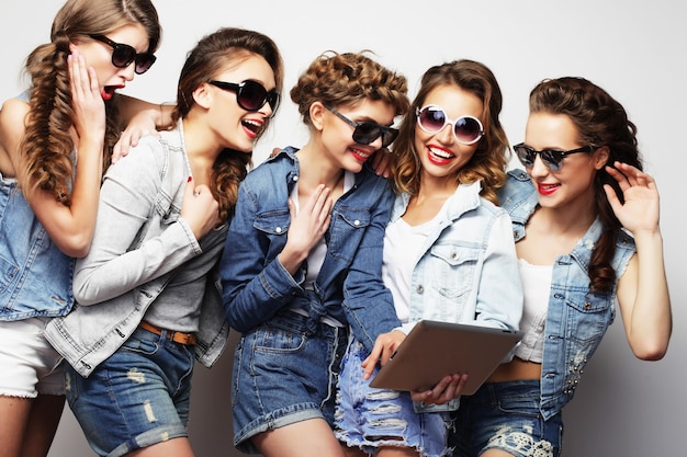Concepto de estilo de vida, tecnología y personas: cinco amigas hipster tomando selfie con tableta digital
