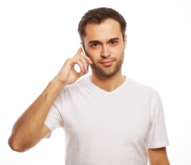 Concepto de estilo de vida, tecnología y personas. hombre alegre en camisa hablando por teléfono