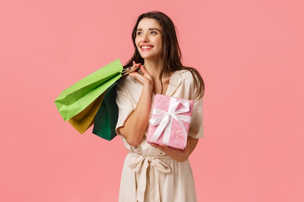 Concepto de estilo de vida, vacaciones y emociones. Alegre despreocupada joven mujer femenina