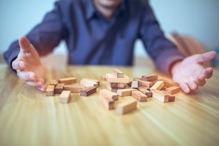 Foto concepto de estrategia de negocios con las manos jugando a un juego de torre de bloques de madera planificación gestión de riesgos
