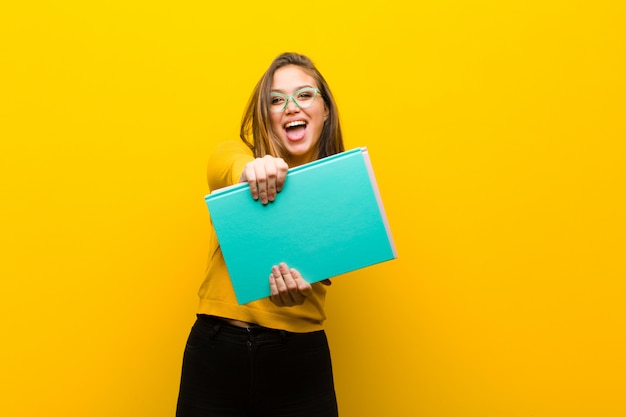 Concepto de estudiante joven bonita. con libros