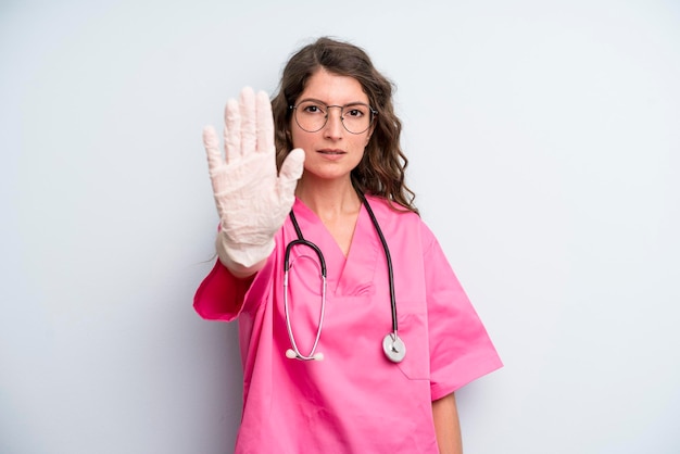 Concepto de estudiante de veterinaria de mujer adulta bastante joven