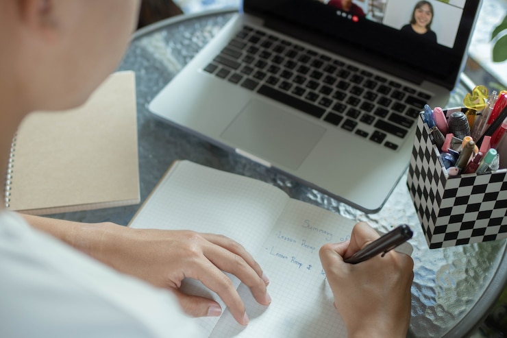 Foto concepto de estudio online el universitario tratando de explicar su opinión sobre el tema que concluye en el cuaderno mientras sus compañeros lo escuchan.