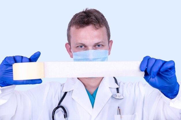 Concepto de ética médica. Doctor con cinta adhesiva cinta adhesiva.