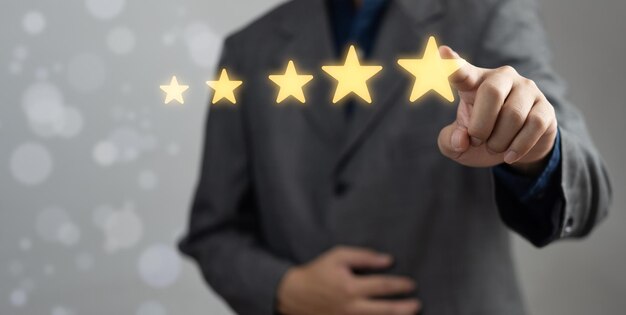 concepto de evaluación de negocios Empresario que señala el símbolo de cinco estrellas Aumento de la calificaciónConcepto de experiencia del cliente Mejor Servicio excelente para la satisfacción