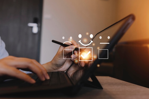 Concepto de evaluación del servicio al cliente Empresario presionando el espectáculo de emoticonos de sonrisa en la pantalla virtual Encuesta o cuestionario para la experiencia del usuario o investigación de satisfacción del cliente
