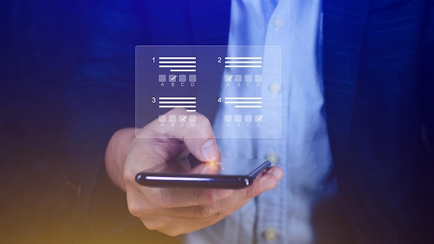 El concepto de examen en línea elige la respuesta correcta en la lista de verificación de la prueba y la prueba en línea en la prueba de examen en línea del teléfono inteligente con los resultados del cuestionario en línea del teléfono inteligente en la prueba de escritorio