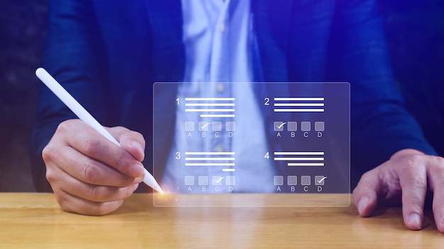 El concepto de examen en línea elige la respuesta correcta en la lista de verificación de la prueba y los resultados del cuestionario en línea de la prueba del examen en línea en el cuestionario de escritorio
