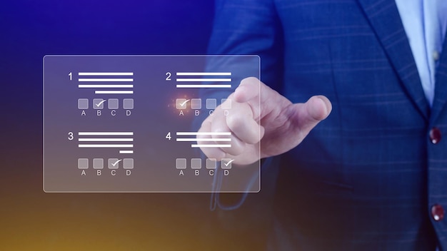 El concepto de examen en línea elige la respuesta correcta en la lista de verificación de la prueba y los resultados del cuestionario en línea de la prueba del examen en línea en el cuestionario de escritorio