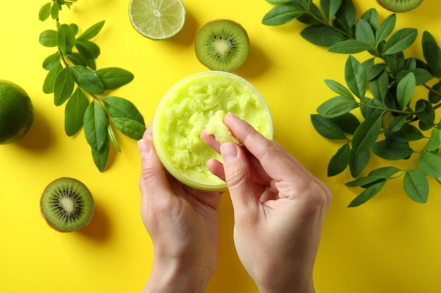 Concepto de exfoliación para el cuidado de la piel en amarillo