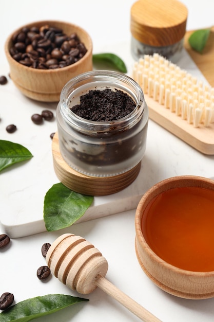 Concepto de exfoliante de café para el cuidado de la piel y la cara